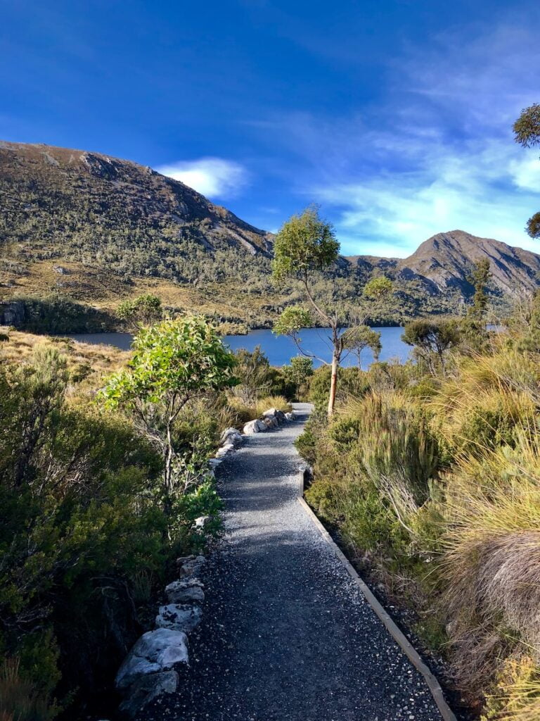 Find the best time to visit australia as a backpacker 3 Backpacking tasmania - cradle mountain backpacking - summer backpacking - when to backpack in australia