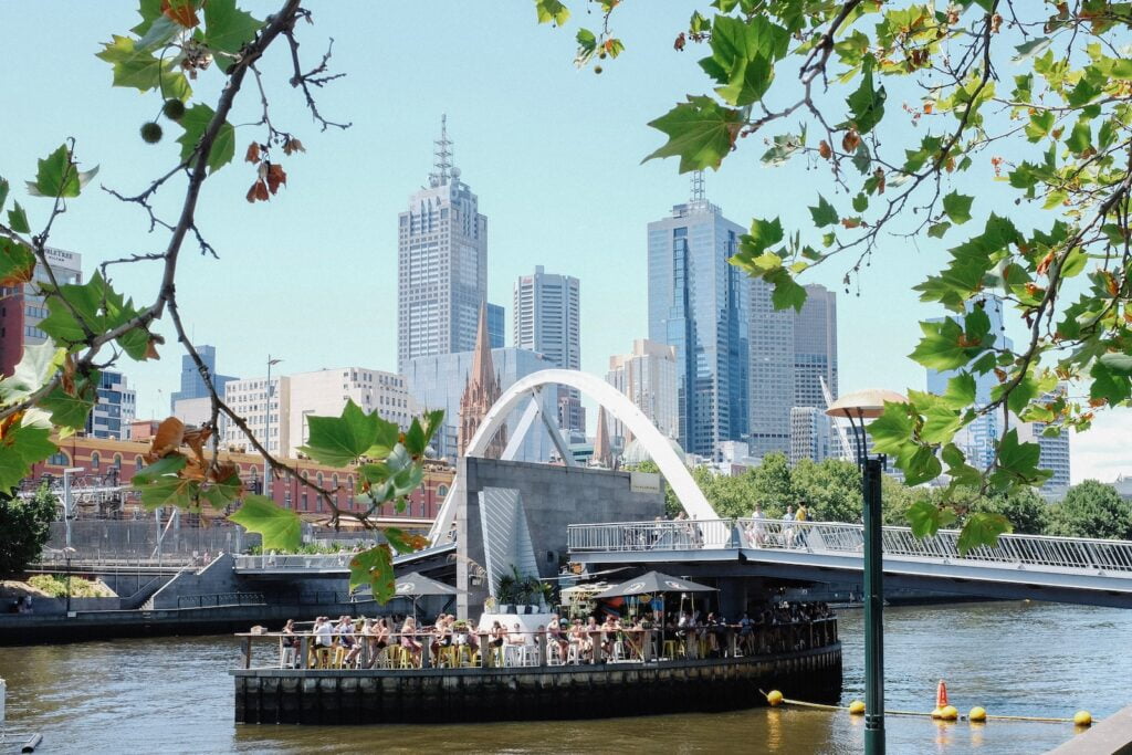 Find the best time to visit australia as a backpacker 11 Boat near bridge - melbourne spring time - best time of year to go backpacking in australia - melbourne backpackers - melbourne cbd - river