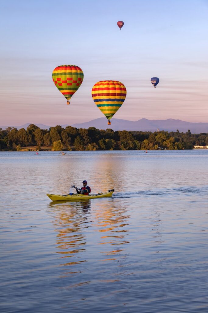 Find the best time to visit australia as a backpacker 6 Canberra autumn - uluru - backpackers uluru - south australia barossa valley - backpackers south australia - best time of year to go backpacking in australia - backpackers canberra - man rowing
