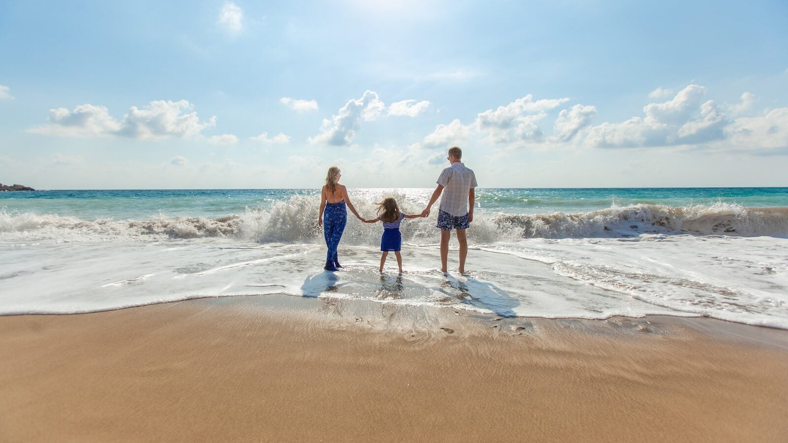 Becoming a backpacker au pair in australia 1 Australia au pair family on the beach - au pair australia - backpacker au pair